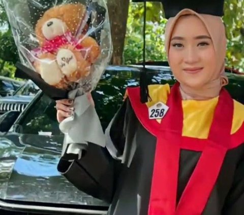 Lesti Kejora OTW Nyusul, 10 Potret Pedangdut yang Diwisuda & Raih Gelar Sarjana, Termasuk yang Lulus S2