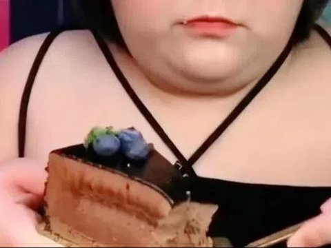 Participating in Extreme Challenge, Celebrity Mukbang Eats Non Stop for 10 Hours and Suddenly Dies during Live Broadcast