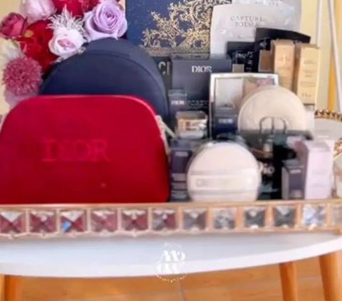 Other dowries include a set of make-up equipment from the brand Dior.