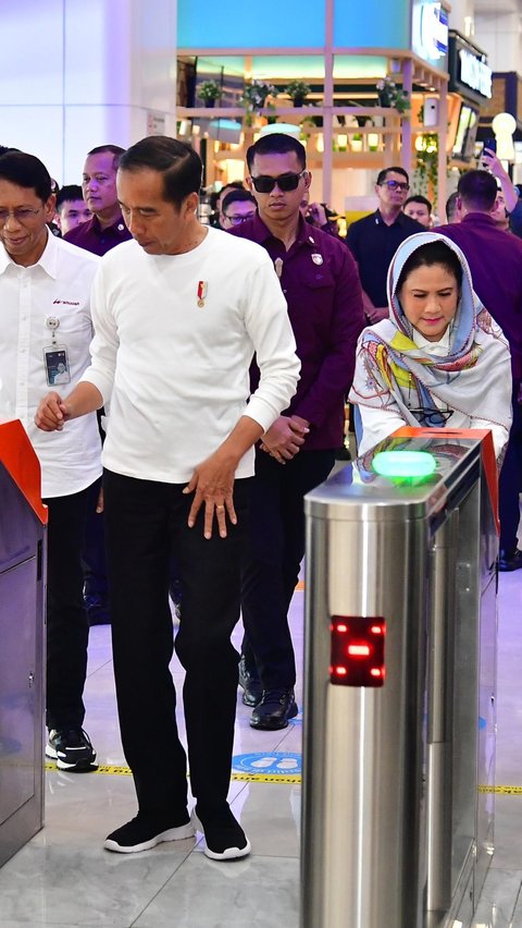 Naik Kereta Whoosh, Jokowi dan Iriana ke Bandung Buka Piala Presiden 2024