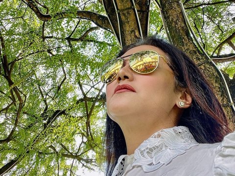 Kini Menginjak Usia Setengah Abad, Intip Foto-foto Keseruan Bella Saphira di Singapura yang Tetap Terlihat Cantik dan Awet Muda