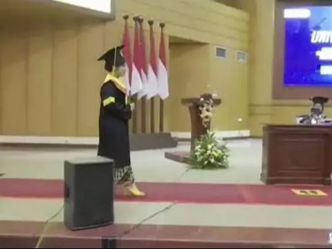 Living in Canada, Choosing to Study in Indonesia, 10 Pictures of Kamasean Matthews' Impromptu Concert Graduation