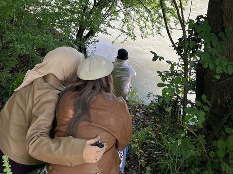 Portrait of Ridwan Kamil and Family Vacation to Switzerland, Visiting Aare River Makes Emotional