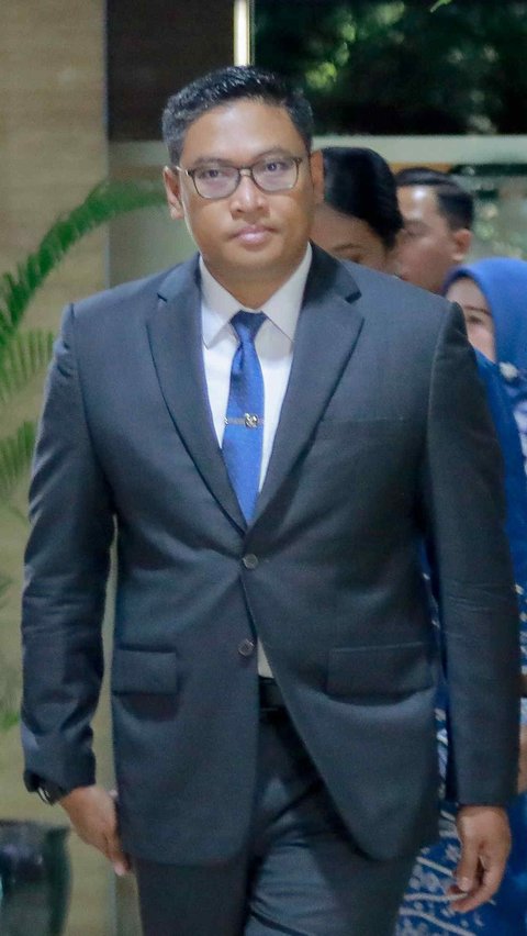 Sudaryono tiba dengan mengenakan setelan jas berwarna abu-abu dengan dasi corak biru dongker. Foto: Liputan6.com/Herman Zakharia