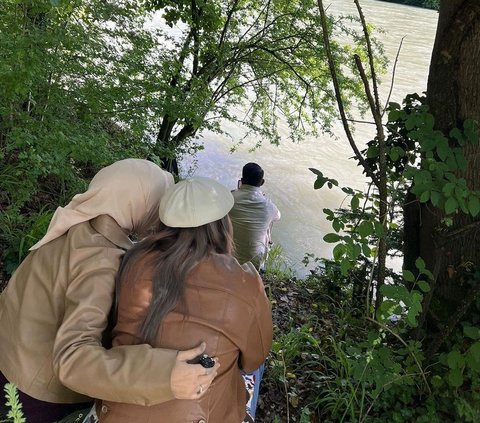 Portrait of Ridwan Kamil and Family Vacation to Switzerland, Visiting Aare River Makes Emotional