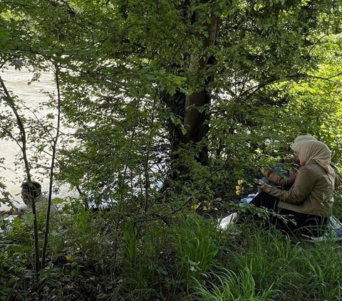 Portrait of Ridwan Kamil and Family Vacation to Switzerland, Visiting Aare River Makes Emotional