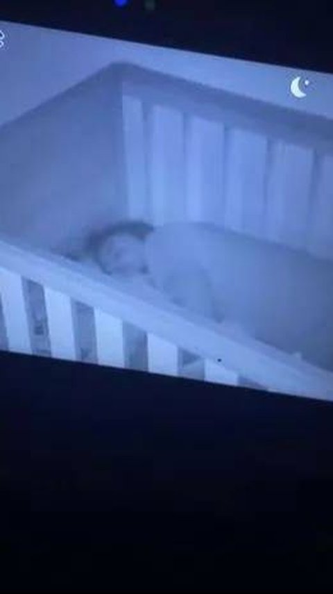 This woman is surprised that her baby often wakes up at 2 in the morning, shocked when she finds out the cause.