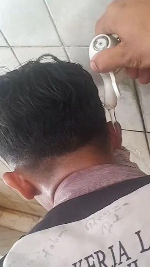 Really Bad! Want to Take Wudhu Water, This Student's Ear Leaf Instead Becomes a Tokay Swing, Bitten Until It's Hard to Release