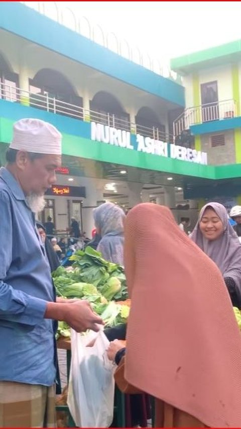 Harga Lagi Anjlok, Masjid di Sleman Ini Borong Sayur dengan Harga Layak untuk Dibagikan ke Warga Sekitar