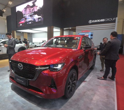 Mazda Indonesia meramaikan Gaikindo Indonesia Internasional Auto Show (GIIAS) 2024 dengan meluncurkan SUV flagship edisi terbaru, CX-60 Pro (2.5L AWD). Kehadiran Mazda CX-60 Pro ini melengkapi varian Elite dan Kuro yang lebih dulu mengaspal di Indonesia. Foto: Merdeka.com/Imam Buhori<br>