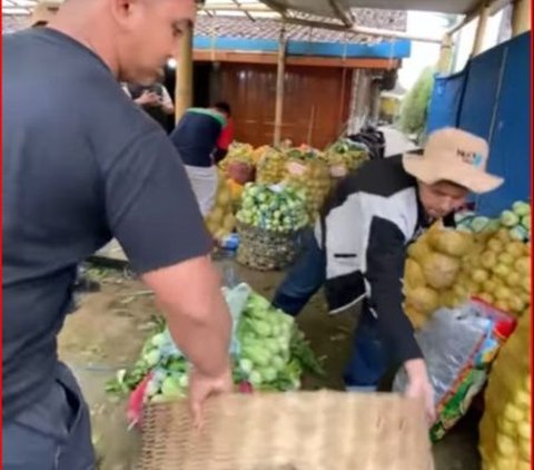 Harga Lagi Anjlok, Masjid di Sleman Ini Borong Sayur dengan Harga Layak untuk Dibagikan ke Warga Sekitar