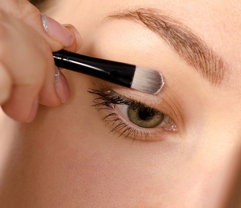 Use 3 Eyeshadow Colors with Different Brushes for Gradual Eye Makeup