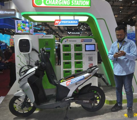 FOTO: Potret Mobil dan Motor Listrik Jadi Daya Tarik di Arena GIIAS 2024