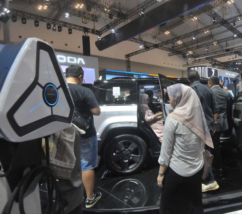 FOTO: Potret Mobil dan Motor Listrik Jadi Daya Tarik di Arena GIIAS 2024