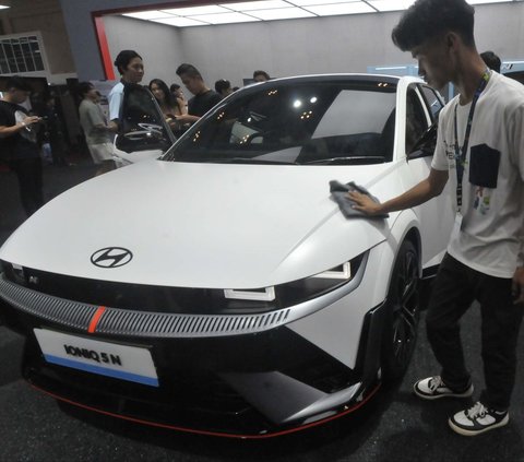 FOTO: Potret Mobil dan Motor Listrik Jadi Daya Tarik di Arena GIIAS 2024