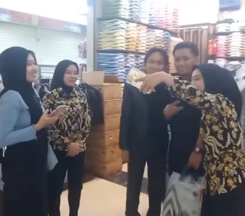 Pegi Setiawan Suddenly Becomes a Celebrity, Crowded by Women Asking for Photos While Shopping at the Mall