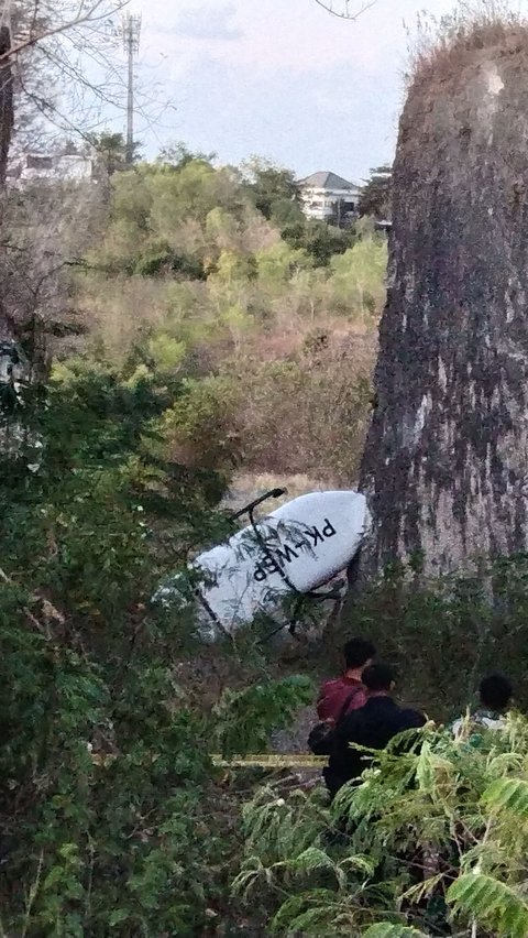 Penampakan Bangkai Helikopter Jatuh di Bali, Dihimpit Dua Tebing dan Baling-Baling Terlilit Tali Layangan