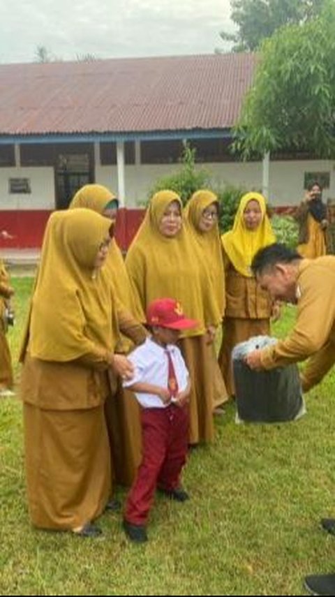 The Figure of Firdaus, an Elementary School Boy Who Wears Worn Sandals on the First Day of School, Now Becomes the Hope of the Family