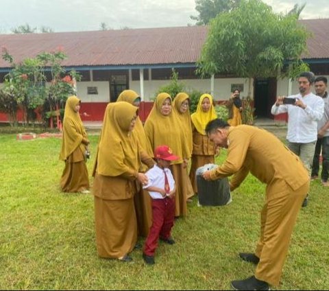 The Figure of Firdaus, an Elementary School Boy Who Wears Worn Sandals on the First Day of School, Now Becomes the Hope of the Family