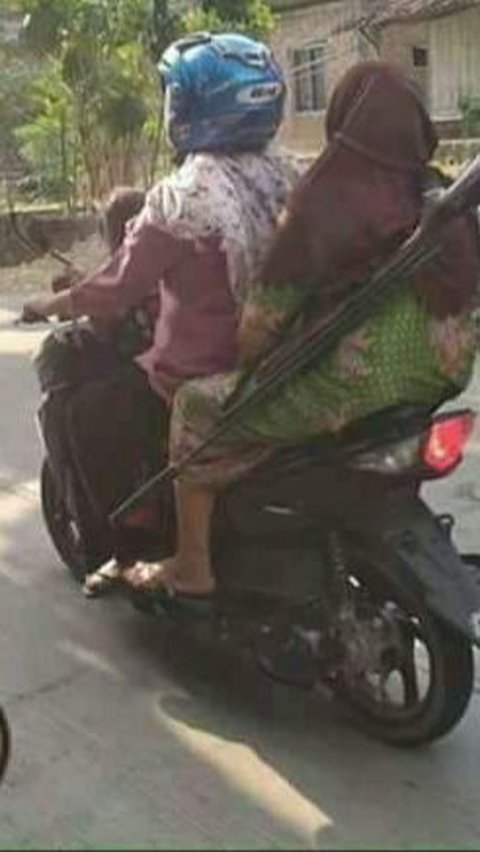 Emak-Emak yang menggunakan helm di jalan terlihat dalam 10 potret, ingin menegur tetapi nyali mereka ciut duluan