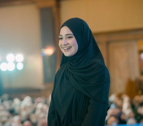 Cantik Berbusana Syar'i, Potret Syifa Hadju Bikin Pangling saat Jadi Host Acara Kajian