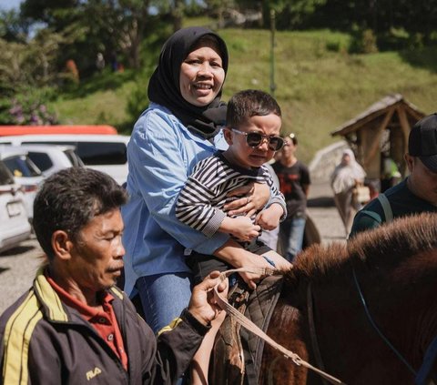 Potret Rayyanza Naik Kuda Bareng Sus Rini, Ekspresi Sang Pengasuh Bikin Ngakak