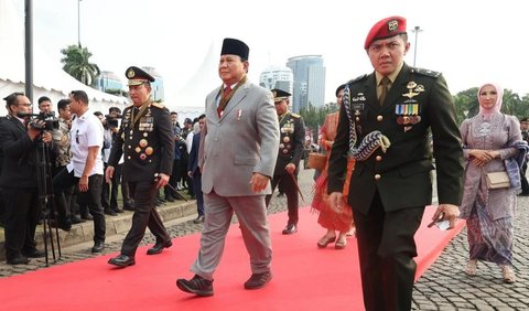 Prabowo Subianto nampak melangkah dengan gagah saat berjalan di karpet merah. <br>