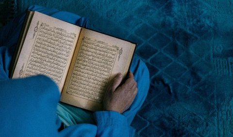 10. Membaca Al-Quran dan Mengamalkannya