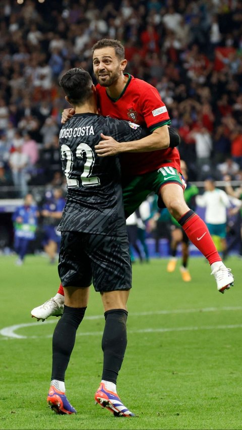 Kesuksesan Portugal menumbangkan Slovenia ini tak lepas dari penampilan gemilang sang kiper, Diogo Costa. Foto: Reuters