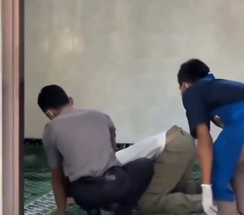 Thought to be Dead While Prostrating, This Man Turns Out to Have Fallen Asleep Due to Exhaustion, Wakes Up When Medical Team is About to Evacuate Him