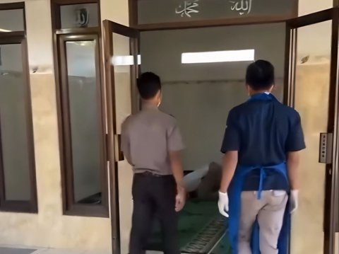 Thought to be Dead While Prostrating, This Man Turns Out to Have Fallen Asleep Due to Exhaustion, Wakes Up When Medical Team is About to Evacuate Him