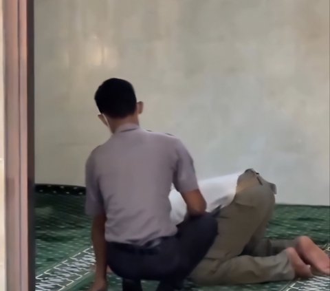 Thought to be Dead While Prostrating, This Man Turns Out to Have Fallen Asleep Due to Exhaustion, Wakes Up When Medical Team is About to Evacuate Him