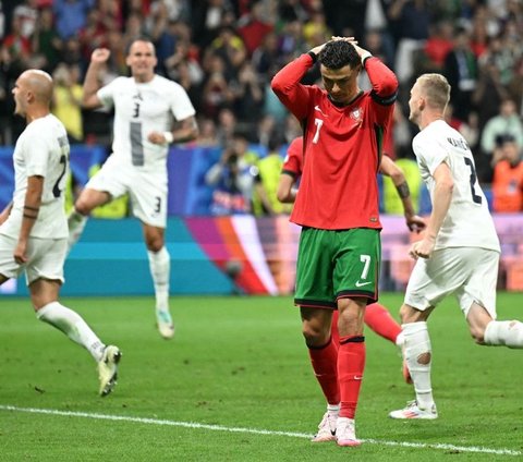 Cristiano Ronaldo terekam kamera menangis tersedu-sedu dalam pertandingan Portugal vs Slovenia pada babak 16 besar Euro 2024 di Stadion Frankfurt Arena, Frankfurt, Jerman, Selasa (2/7/2024). Momen itu terjadi ketika sang megabintang Portugal itu gagal mengeksekusi tendangan penalti. Foto: AFP