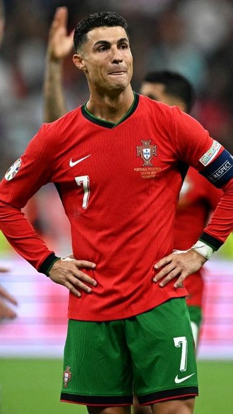 Pada babak extra time, Portugal mendapat penalti setelah Diogo Jota dilanggar bek Slovenia. Ronaldo pun maju sebagai eksekutor. Foto: AFP