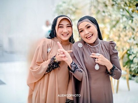 Portrait of Umi Kalsum's Closeness with Fardhana's Stepmother before Ayu Ting Ting's Romance Ended