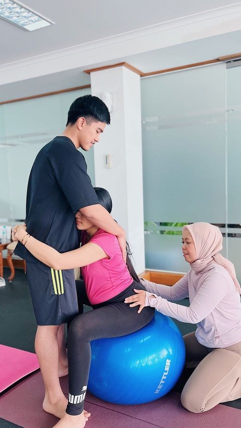 Melalui Instagram Story, Erina Gudono membagikan unggahan saat sedang melakukan prenatal yoga.