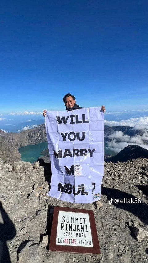 Kibarkan Spanduk 'Will You Marry Me?' di 7 Puncak Gunung, Perjuangan Pria Demi Lamar Sang Kekasih Ini Jadi Sorotan