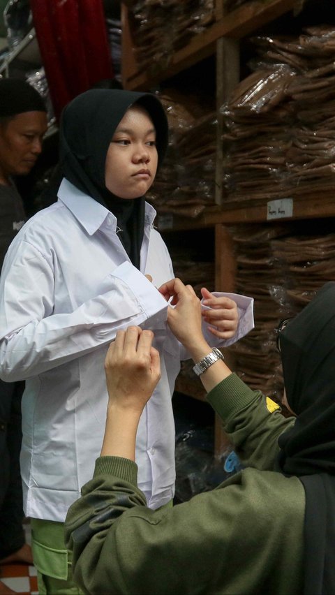 FOTO: Jelang Tahun Ajaran Baru, Orang Tua Murid Sibuk Berburu Seragam dan Perlengkapan Sekolah