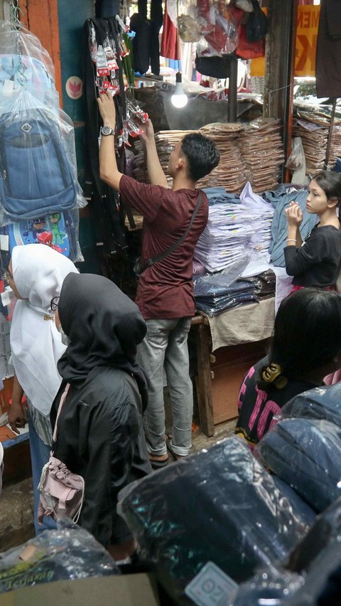 Pedagang mengungkapkan, penjualan seragam dan peralatan sekolah lainnya kembali meningkat hingga 30 persen. Liputan6.com/Herman Zakharia