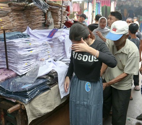 FOTO: Jelang Tahun Ajaran Baru, Orang Tua Murid Sibuk Berburu Seragam dan Perlengkapan Sekolah