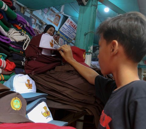 FOTO: Jelang Tahun Ajaran Baru, Orang Tua Murid Sibuk Berburu Seragam dan Perlengkapan Sekolah