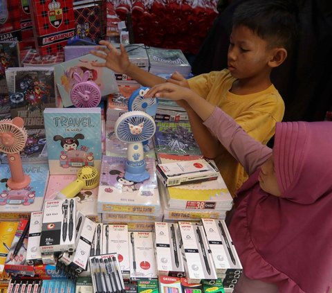 FOTO: Jelang Tahun Ajaran Baru, Orang Tua Murid Sibuk Berburu Seragam dan Perlengkapan Sekolah