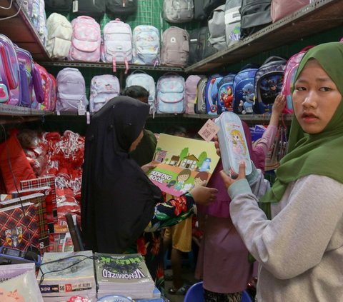 FOTO: Jelang Tahun Ajaran Baru, Orang Tua Murid Sibuk Berburu Seragam dan Perlengkapan Sekolah