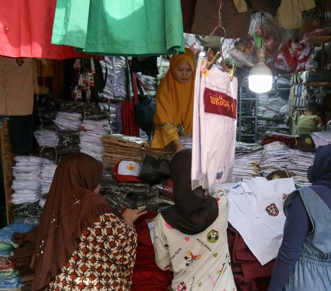 FOTO: Jelang Tahun Ajaran Baru, Orang Tua Murid Sibuk Berburu Seragam dan Perlengkapan Sekolah