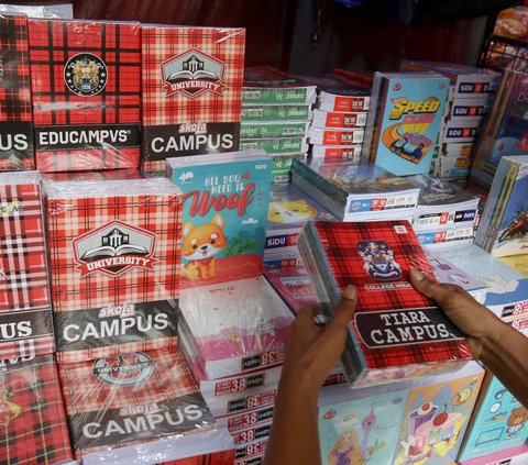 FOTO: Jelang Tahun Ajaran Baru, Orang Tua Murid Sibuk Berburu Seragam dan Perlengkapan Sekolah