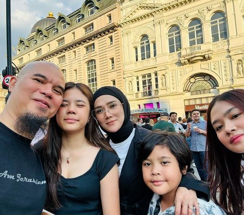 Funny Behavior of Ahmad Dhani During Vacation with Mulan Jameela and Their Children