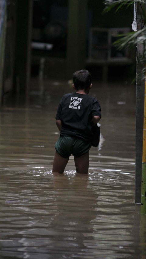 Ketinggian banjir yang merendam kawasan Kebon Pala ini bervariasi, mulai dari setinggi lutut anak-anak hingga sepinggang orang dewasa atau 75 cm. Merdeka.com/Imam Buhori