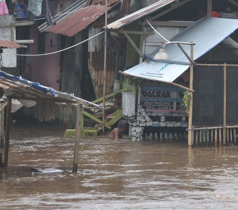 FOTO: Banjir Luapan Kali Ciliwung Rendam Permukiman di Kebon Pala, Tingginya Capai 75 Cm