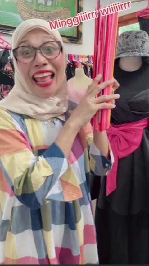 Apparently Nursyah also sells second-hand clothes. She is even willing to do live broadcasts until dawn.