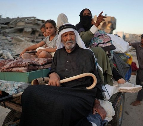 FOTO: Israel Perintahkan Evakuasi Massal dari Khan Younis, Ribuan Warga Jalur Gaza Panik dan Ketakutan